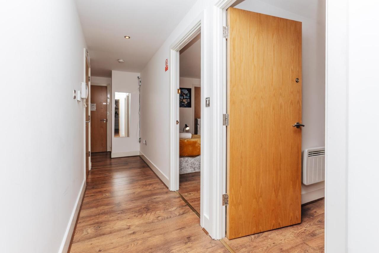 Apartment 2 Bed, 4 Single Beds & Sofa Bed Contractor Friendly, Broad Street, Smart Tv, Wifi, Free Parking