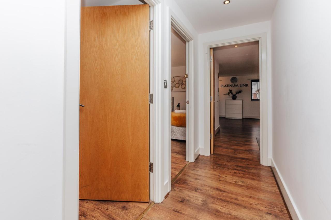 2 Bed, 4 Single Beds & Sofa Bed Contractor Friendly, Broad Street, Smart Tv, Wifi, Free Parking *