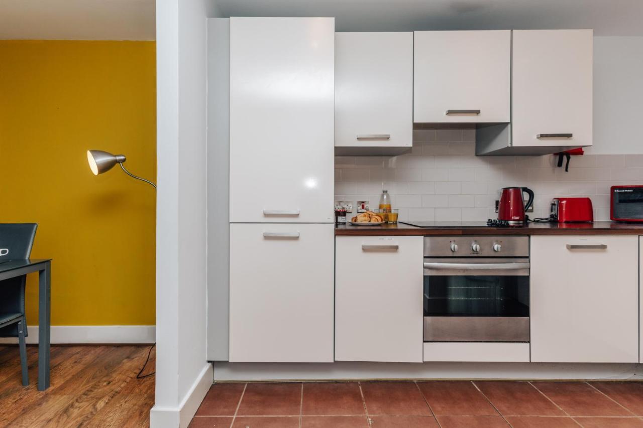 Apartment 2 Bed, 4 Single Beds & Sofa Bed Contractor Friendly, Broad Street, Smart Tv, Wifi, Free Parking *
