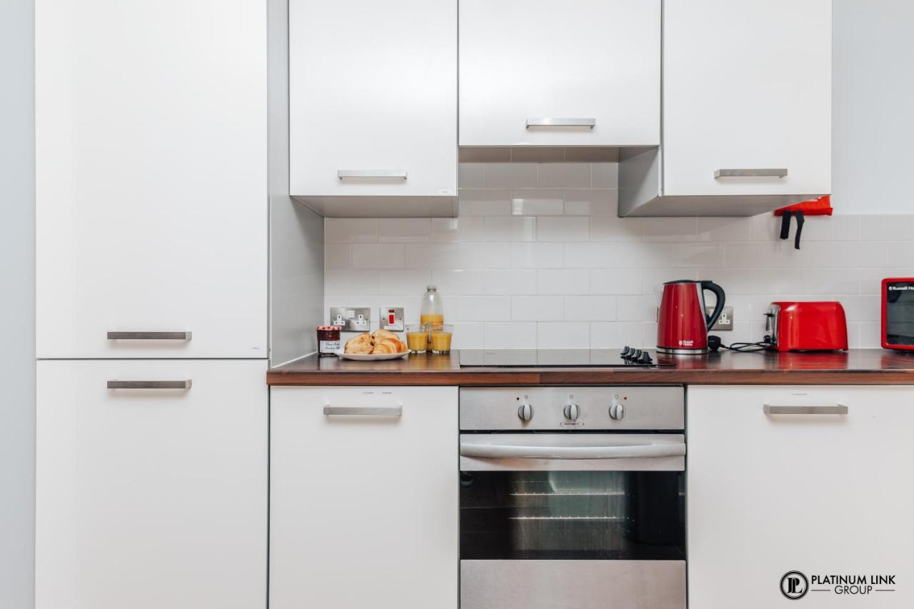 2 Bed, 4 Single Beds & Sofa Bed Contractor Friendly, Broad Street, Smart Tv, Wifi, Free Parking *
