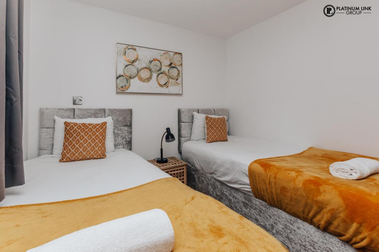 2 Bed, 4 Single Beds & Sofa Bed Contractor Friendly, Broad Street, Smart Tv, Wifi, Free Parking * Birmingham