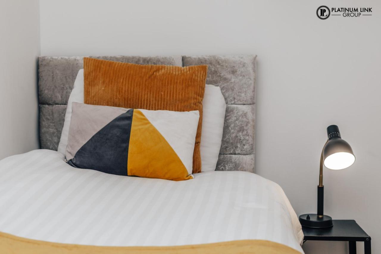2 Bed, 4 Single Beds & Sofa Bed Contractor Friendly, Broad Street, Smart Tv, Wifi, Free Parking Apartment *