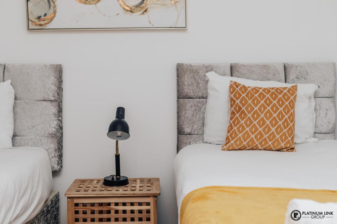 Apartment 2 Bed, 4 Single Beds & Sofa Bed Contractor Friendly, Broad Street, Smart Tv, Wifi, Free Parking Birmingham