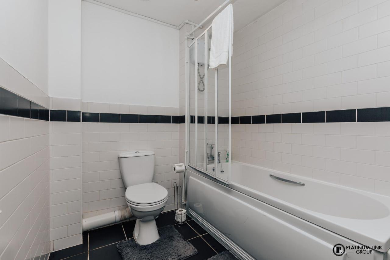 2 Bed, 4 Single Beds & Sofa Bed Contractor Friendly, Broad Street, Smart Tv, Wifi, Free Parking