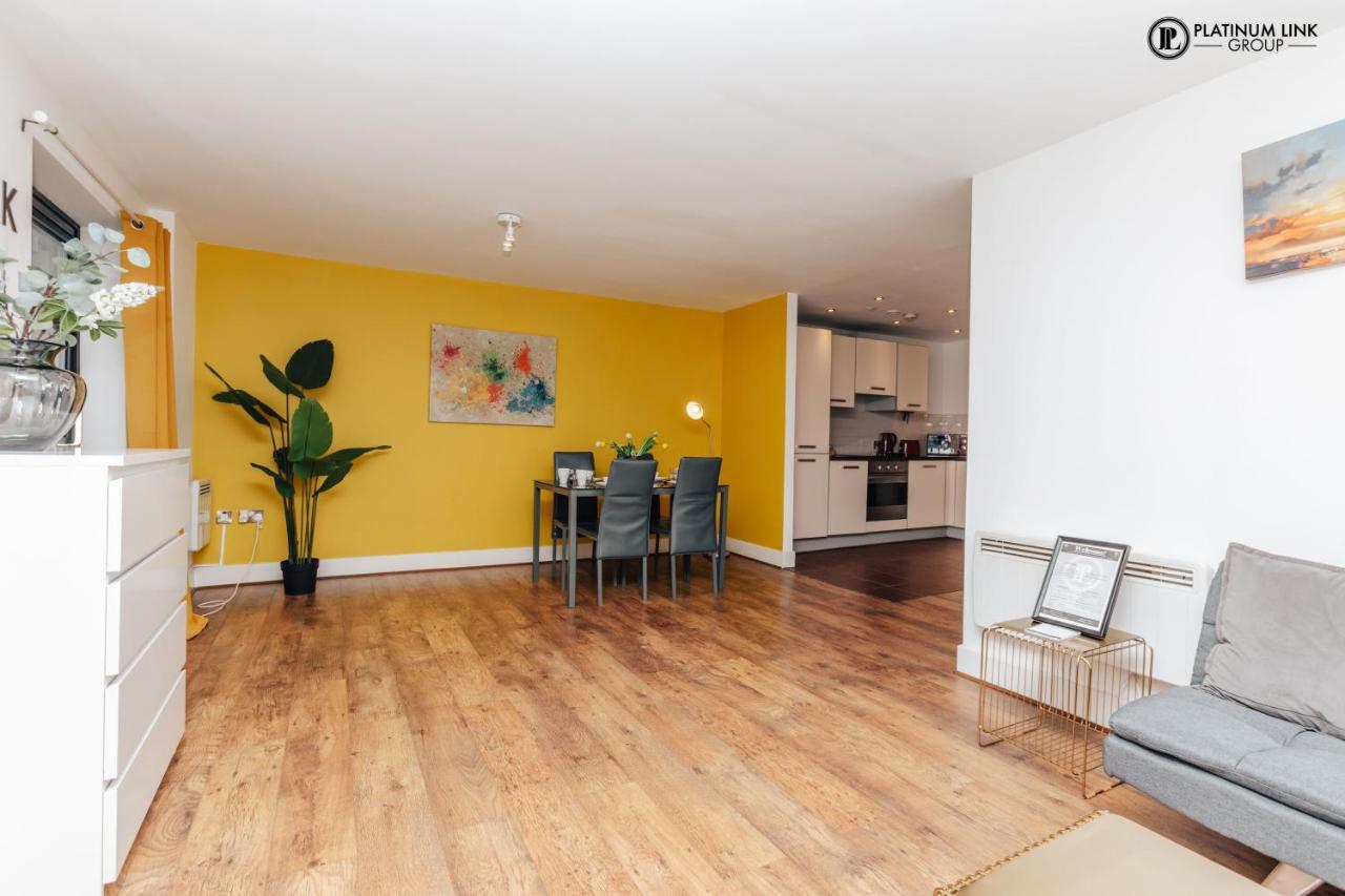 2 Bed, 4 Single Beds & Sofa Bed Contractor Friendly, Broad Street, Smart Tv, Wifi, Free Parking Apartment