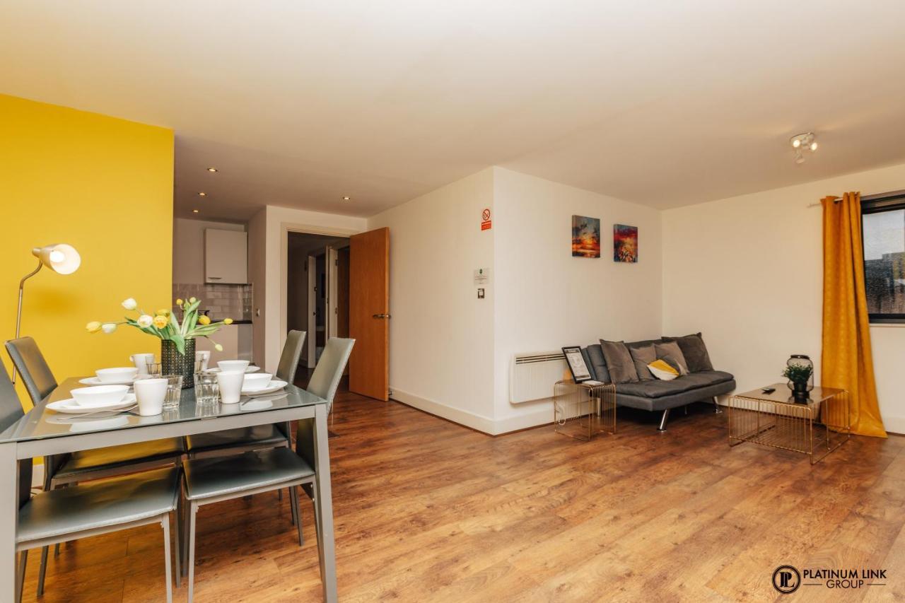 Apartment 2 Bed, 4 Single Beds & Sofa Bed Contractor Friendly, Broad Street, Smart Tv, Wifi, Free Parking Birmingham