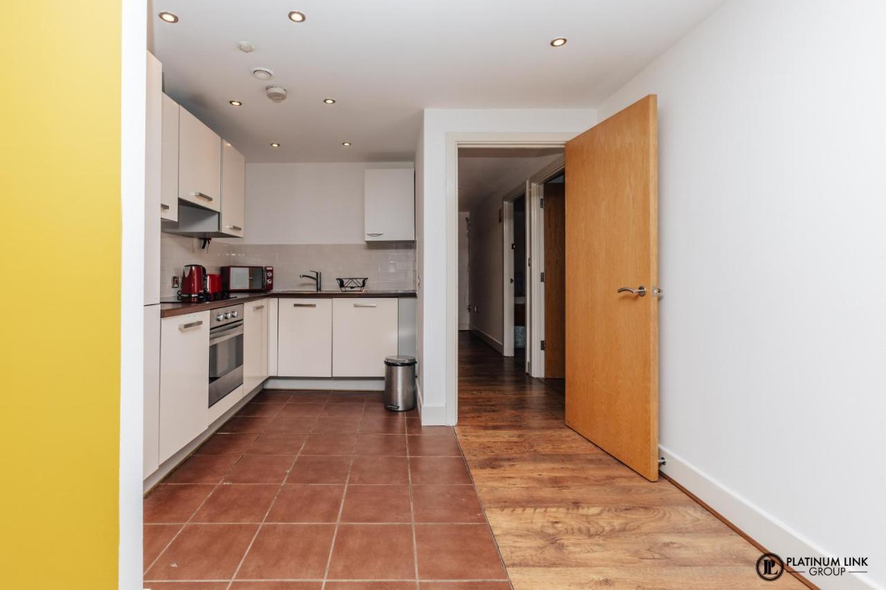 2 Bed, 4 Single Beds & Sofa Bed Contractor Friendly, Broad Street, Smart Tv, Wifi, Free Parking Apartment *