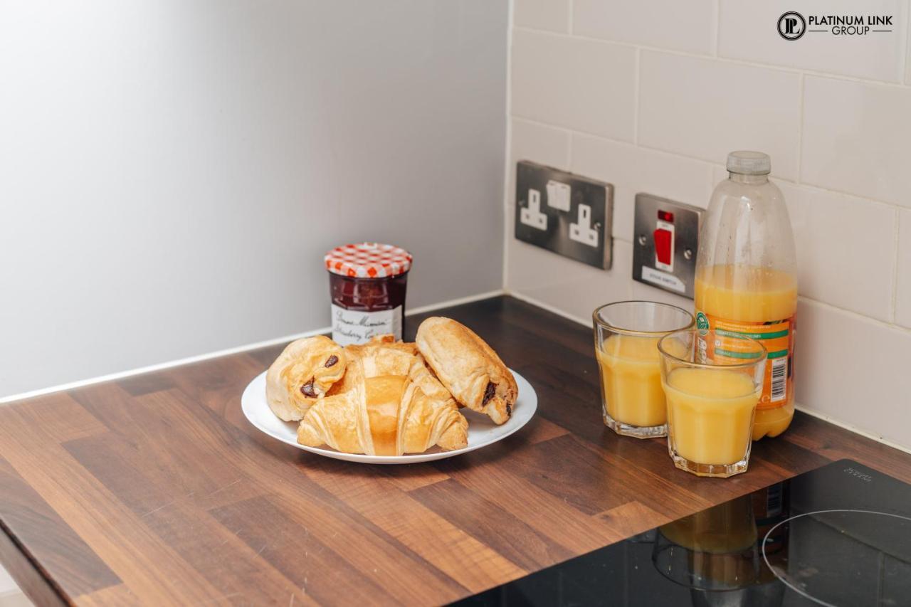 2 Bed, 4 Single Beds & Sofa Bed Contractor Friendly, Broad Street, Smart Tv, Wifi, Free Parking
