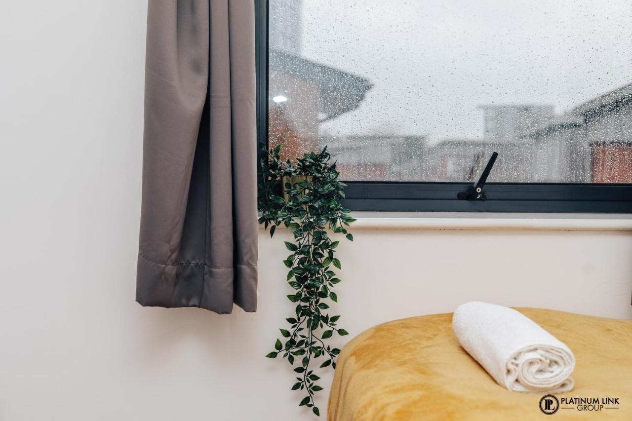 2 Bed, 4 Single Beds & Sofa Bed Contractor Friendly, Broad Street, Smart Tv, Wifi, Free Parking Apartment Birmingham