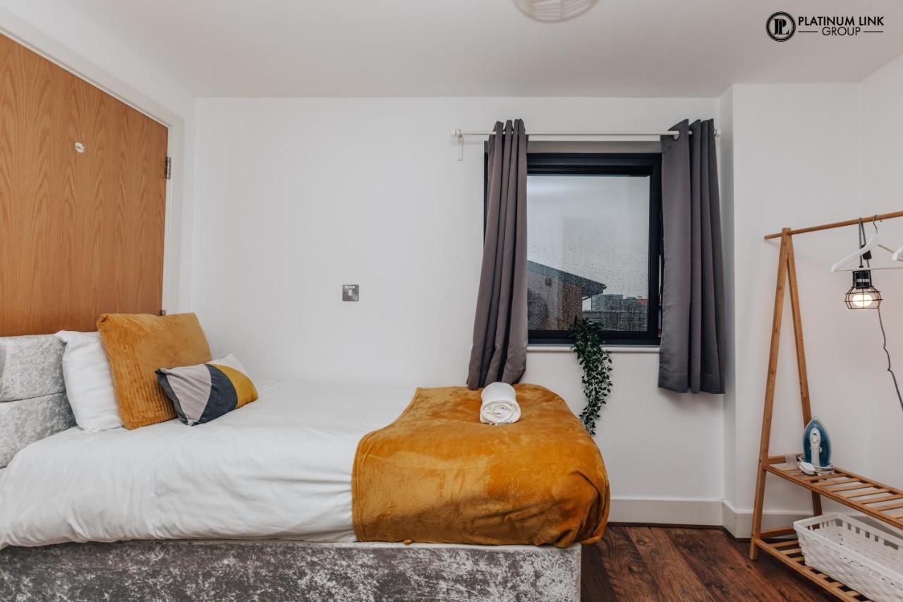 2 Bed, 4 Single Beds & Sofa Bed Contractor Friendly, Broad Street, Smart Tv, Wifi, Free Parking Apartment Birmingham