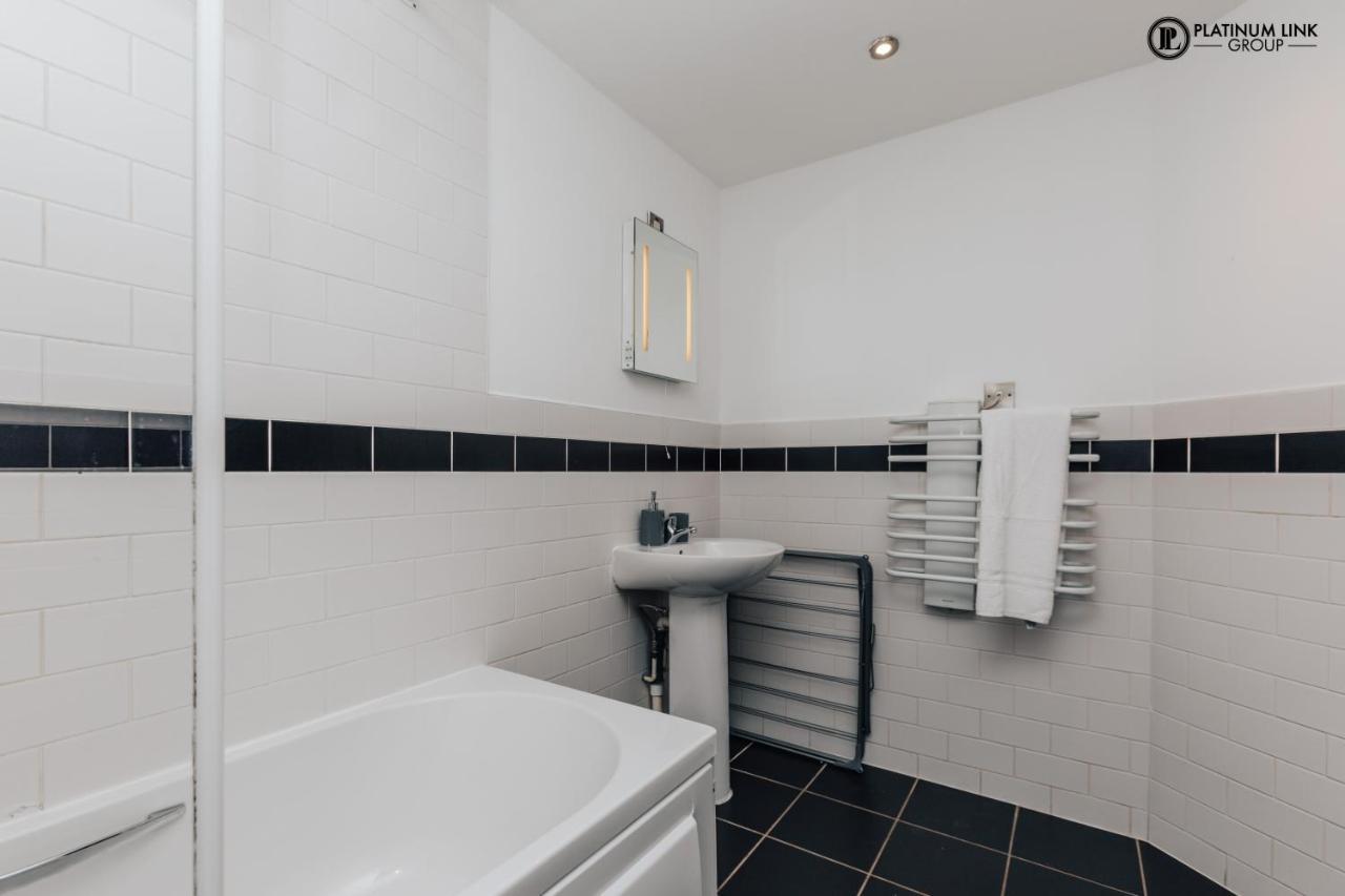 2 Bed, 4 Single Beds & Sofa Bed Contractor Friendly, Broad Street, Smart Tv, Wifi, Free Parking Birmingham