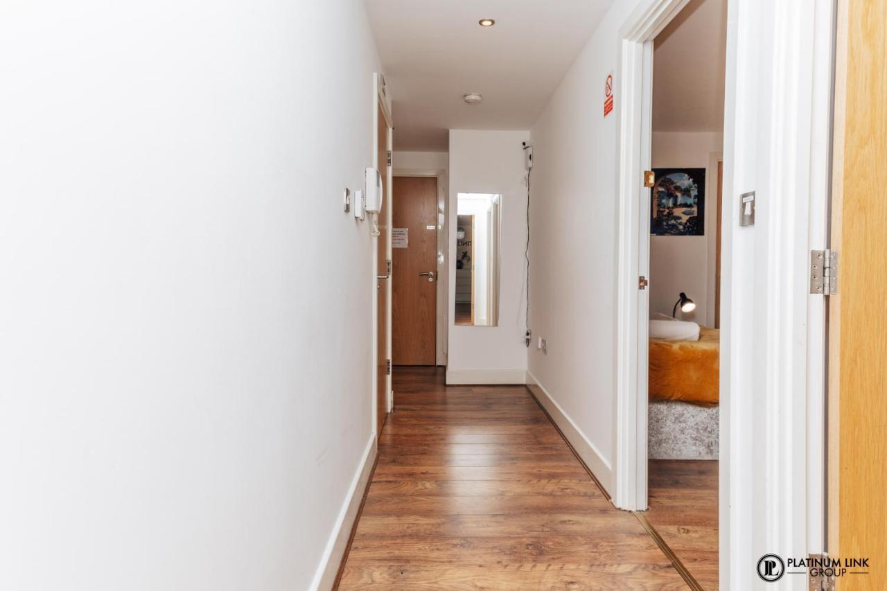 2 Bed, 4 Single Beds & Sofa Bed Contractor Friendly, Broad Street, Smart Tv, Wifi, Free Parking