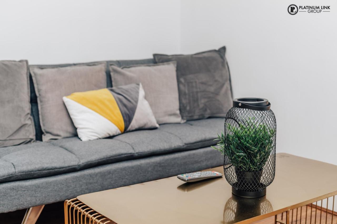 Apartment 2 Bed, 4 Single Beds & Sofa Bed Contractor Friendly, Broad Street, Smart Tv, Wifi, Free Parking Birmingham