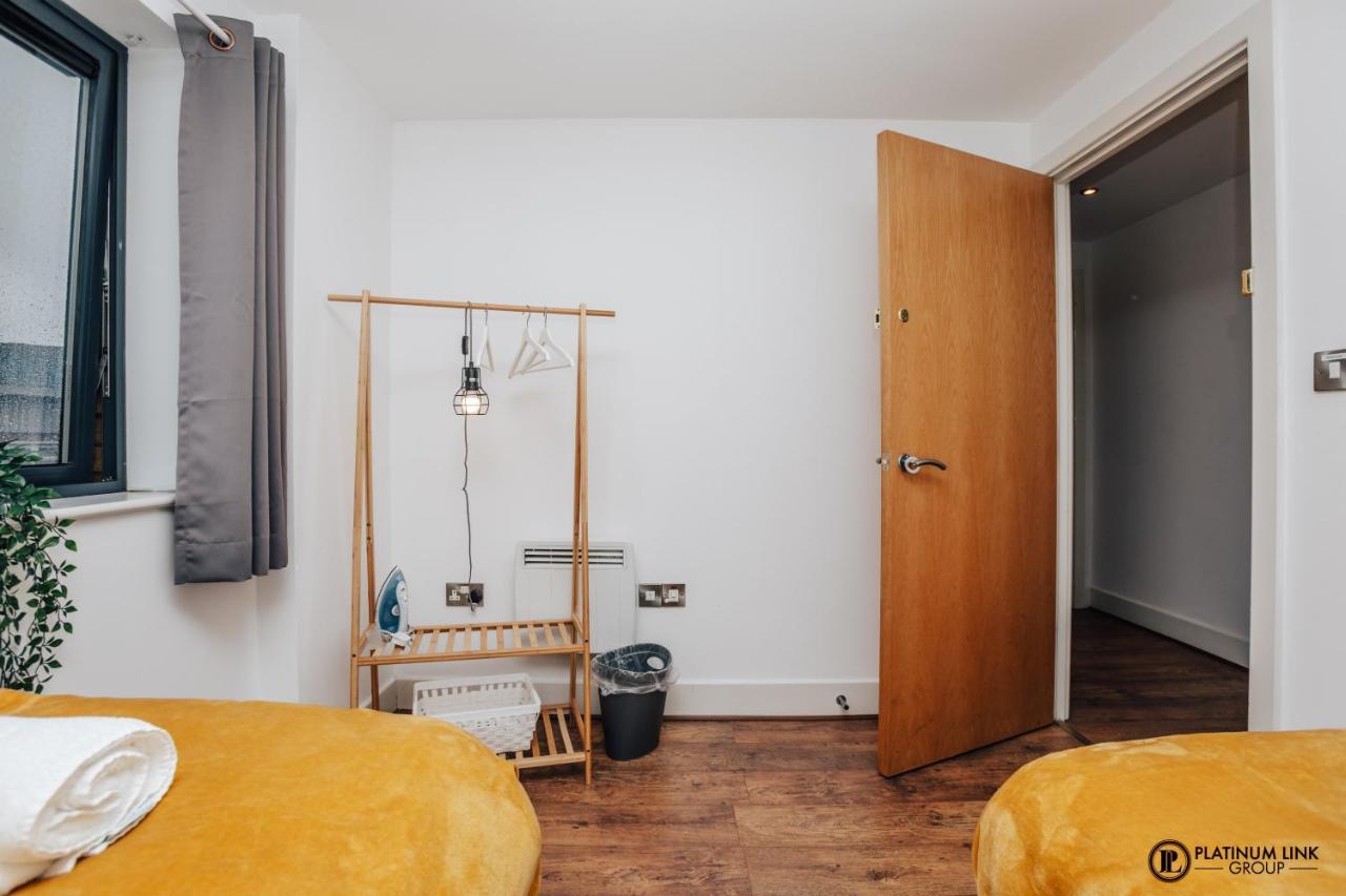2 Bed, 4 Single Beds & Sofa Bed Contractor Friendly, Broad Street, Smart Tv, Wifi, Free Parking Birmingham