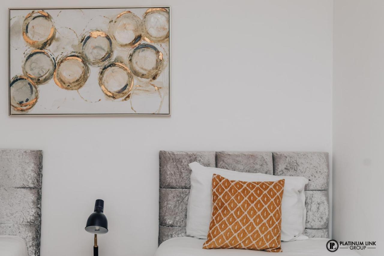 2 Bed, 4 Single Beds & Sofa Bed Contractor Friendly, Broad Street, Smart Tv, Wifi, Free Parking Apartment Birmingham