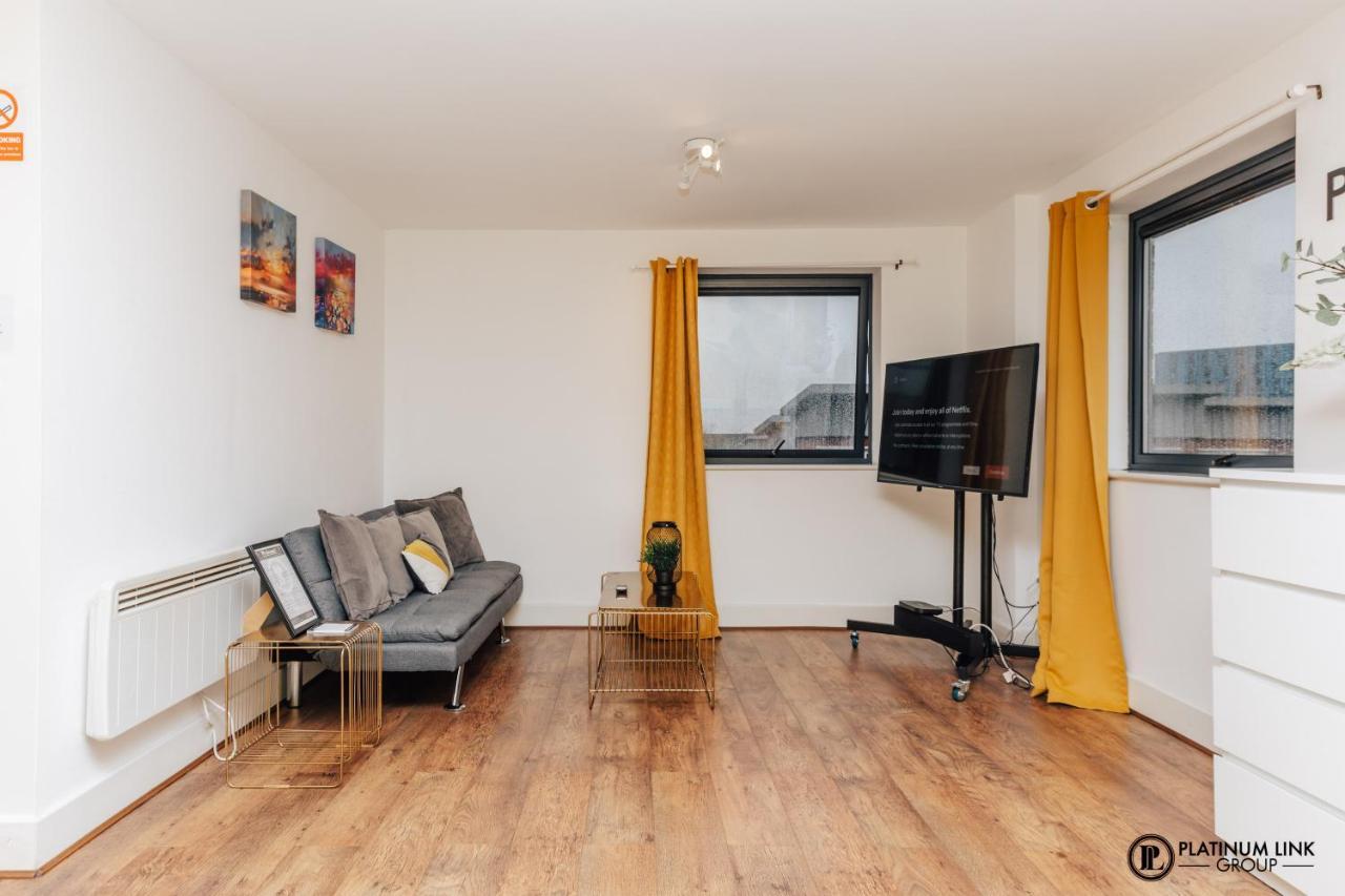 2 Bed, 4 Single Beds & Sofa Bed Contractor Friendly, Broad Street, Smart Tv, Wifi, Free Parking * Birmingham