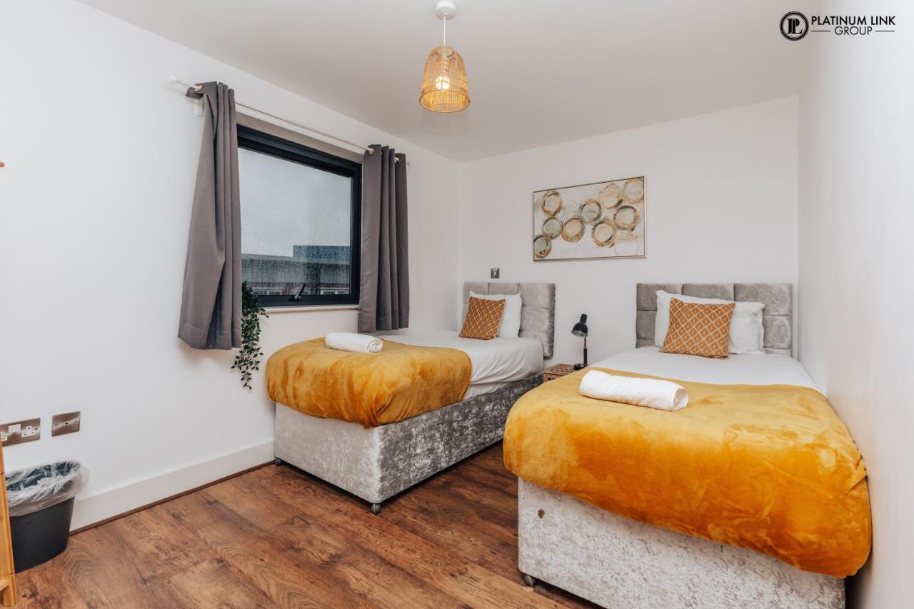 2 Bed, 4 Single Beds & Sofa Bed Contractor Friendly, Broad Street, Smart Tv, Wifi, Free Parking