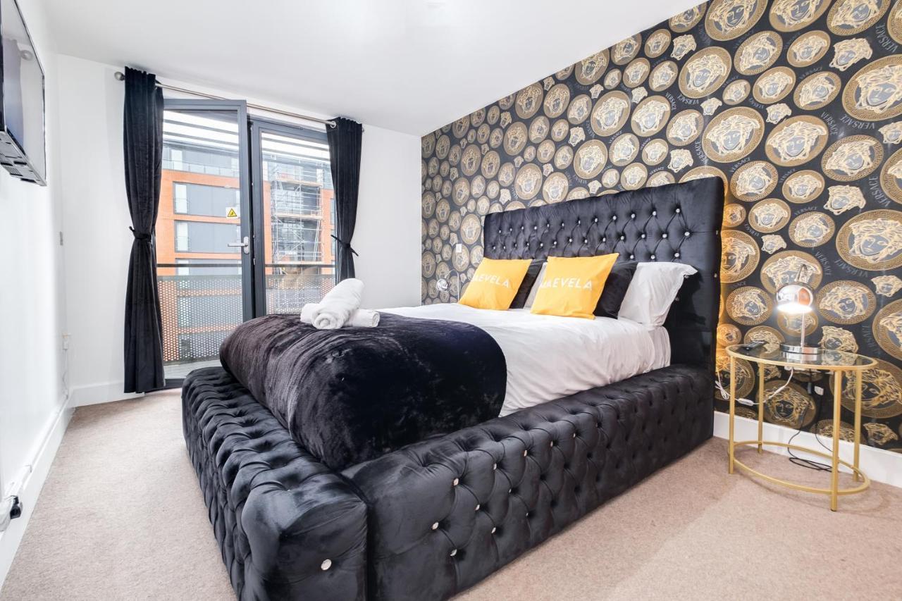 Maevela - Arcadian Versace Themed Apt ☆ Huge Balcony / Free Parking → Free Netflix -2 Min Walk From Hippodrome Theatre, Arcadian, China Town, Sidewalk Club, Gay Village, 5 Mins From New Street Train Station - Grand Ce * Birmingham