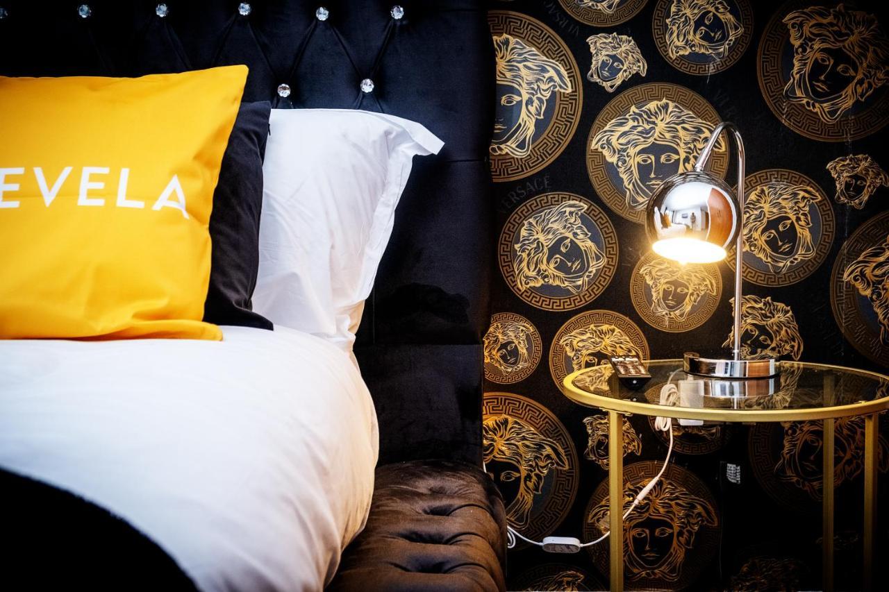 Maevela - Arcadian Versace Themed Apt ☆ Huge Balcony / Free Parking → Free Netflix -2 Min Walk From Hippodrome Theatre, Arcadian, China Town, Sidewalk Club, Gay Village, 5 Mins From New Street Train Station - Grand Ce *