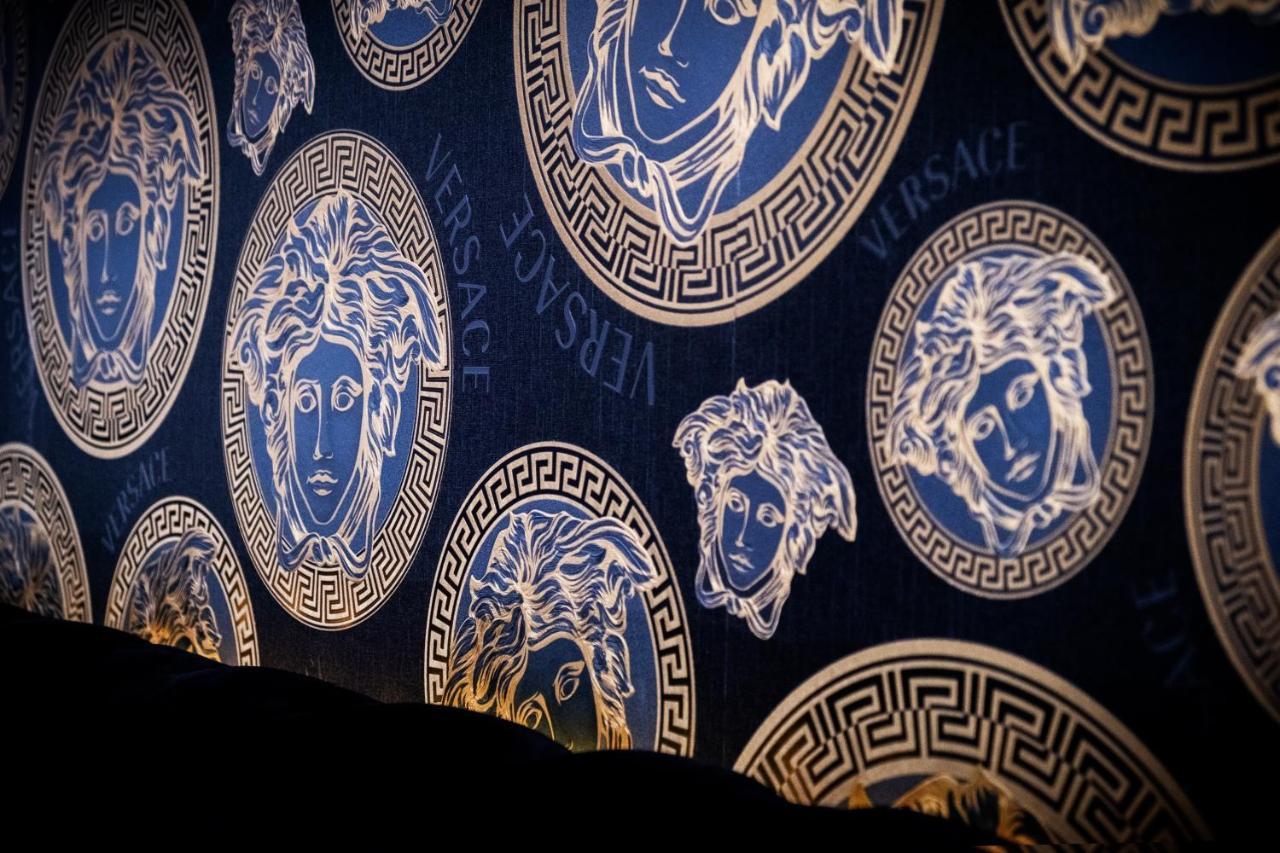 Apartment Maevela - Arcadian Versace Themed Apt ☆ Huge Balcony / Free Parking → Free Netflix -2 Min Walk From Hippodrome Theatre, Arcadian, China Town, Sidewalk Club, Gay Village, 5 Mins From New Street Train Station - Grand Ce *