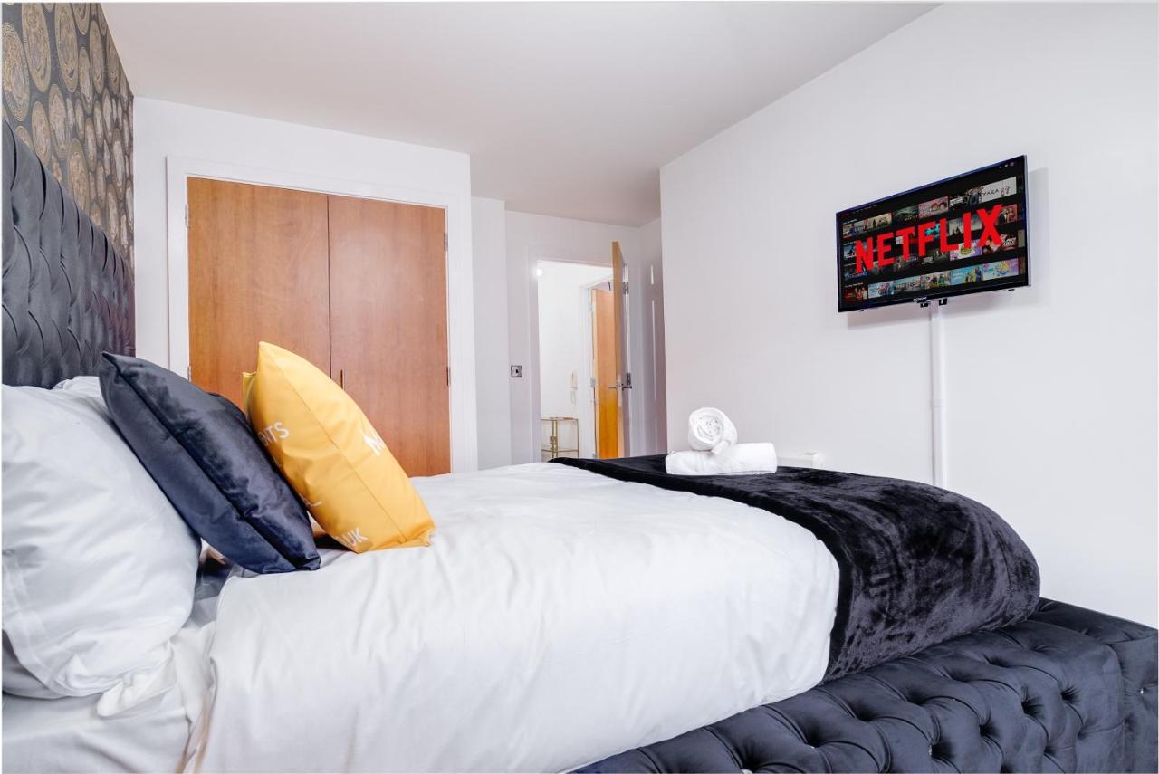 Maevela - Arcadian Versace Themed Apt ☆ Huge Balcony / Free Parking → Free Netflix -2 Min Walk From Hippodrome Theatre, Arcadian, China Town, Sidewalk Club, Gay Village, 5 Mins From New Street Train Station - Grand Ce * Birmingham