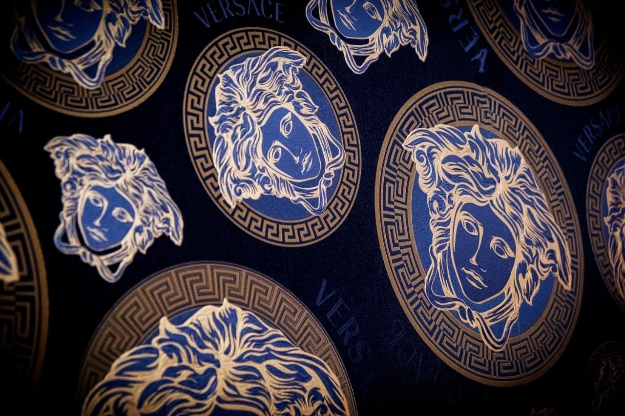 Maevela - Arcadian Versace Themed Apt ☆ Huge Balcony / Free Parking → Free Netflix -2 Min Walk From Hippodrome Theatre, Arcadian, China Town, Sidewalk Club, Gay Village, 5 Mins From New Street Train Station - Grand Ce *