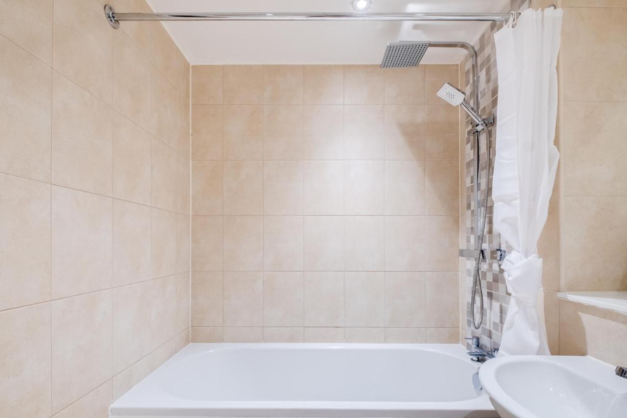 Maevela - Arcadian Versace Themed Apt ☆ Huge Balcony / Free Parking → Free Netflix -2 Min Walk From Hippodrome Theatre, Arcadian, China Town, Sidewalk Club, Gay Village, 5 Mins From New Street Train Station - Grand Ce Apartment Birmingham