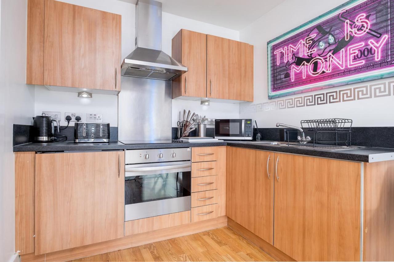 Maevela - Arcadian Versace Themed Apt ☆ Huge Balcony / Free Parking → Free Netflix -2 Min Walk From Hippodrome Theatre, Arcadian, China Town, Sidewalk Club, Gay Village, 5 Mins From New Street Train Station - Grand Ce *