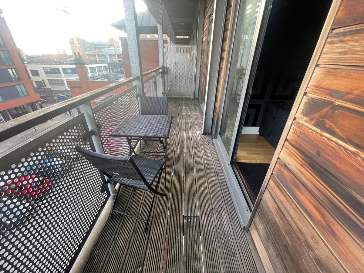 Maevela - Arcadian Versace Themed Apt ☆ Huge Balcony / Free Parking → Free Netflix -2 Min Walk From Hippodrome Theatre, Arcadian, China Town, Sidewalk Club, Gay Village, 5 Mins From New Street Train Station - Grand Ce Apartment Birmingham