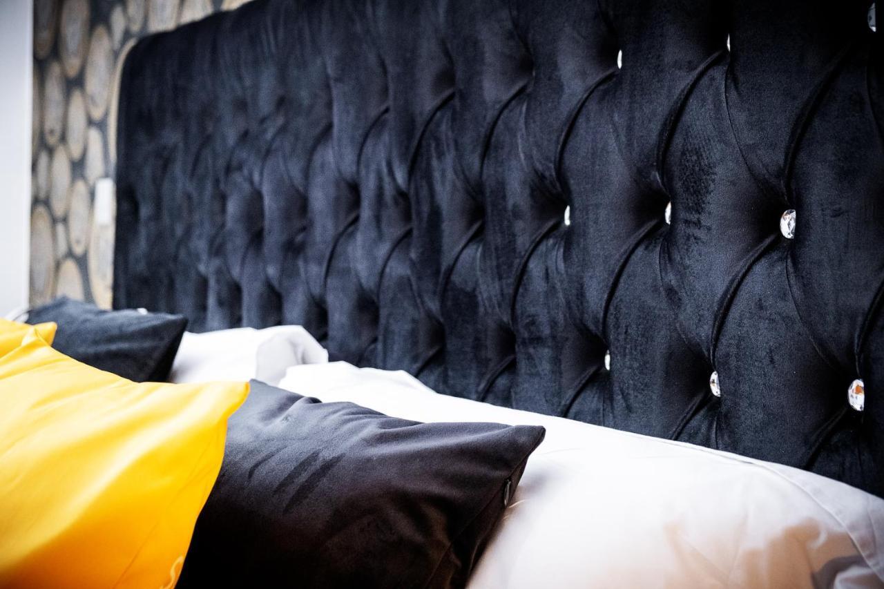 Apartment Maevela - Arcadian Versace Themed Apt ☆ Huge Balcony / Free Parking → Free Netflix -2 Min Walk From Hippodrome Theatre, Arcadian, China Town, Sidewalk Club, Gay Village, 5 Mins From New Street Train Station - Grand Ce *