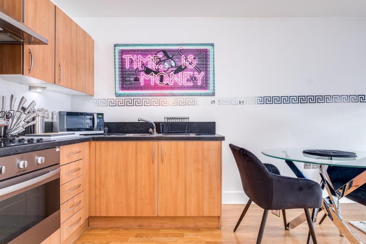 Apartment Maevela - Arcadian Versace Themed Apt ☆ Huge Balcony / Free Parking → Free Netflix -2 Min Walk From Hippodrome Theatre, Arcadian, China Town, Sidewalk Club, Gay Village, 5 Mins From New Street Train Station - Grand Ce Birmingham