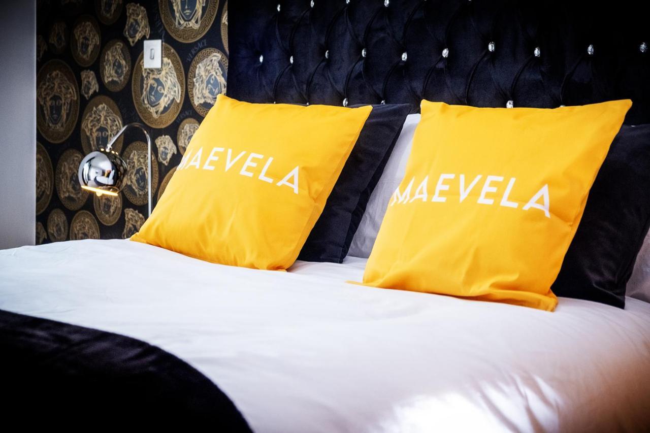 Maevela - Arcadian Versace Themed Apt ☆ Huge Balcony / Free Parking → Free Netflix -2 Min Walk From Hippodrome Theatre, Arcadian, China Town, Sidewalk Club, Gay Village, 5 Mins From New Street Train Station - Grand Ce Apartment Birmingham