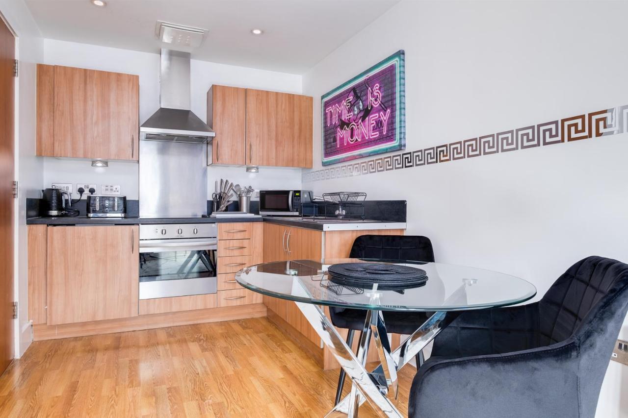 Apartment Maevela - Arcadian Versace Themed Apt ☆ Huge Balcony / Free Parking → Free Netflix -2 Min Walk From Hippodrome Theatre, Arcadian, China Town, Sidewalk Club, Gay Village, 5 Mins From New Street Train Station - Grand Ce Birmingham