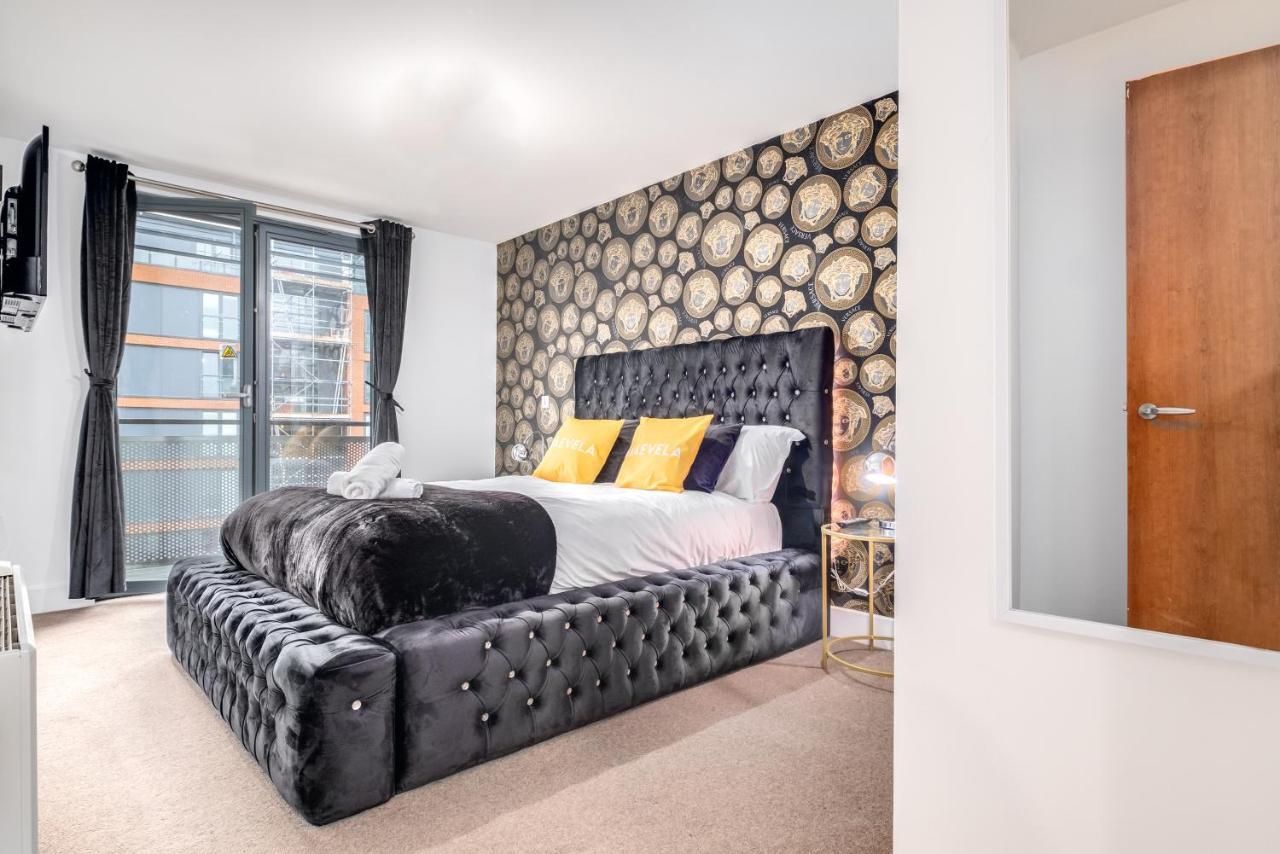 Maevela - Arcadian Versace Themed Apt ☆ Huge Balcony / Free Parking → Free Netflix -2 Min Walk From Hippodrome Theatre, Arcadian, China Town, Sidewalk Club, Gay Village, 5 Mins From New Street Train Station - Grand Ce Apartment Birmingham