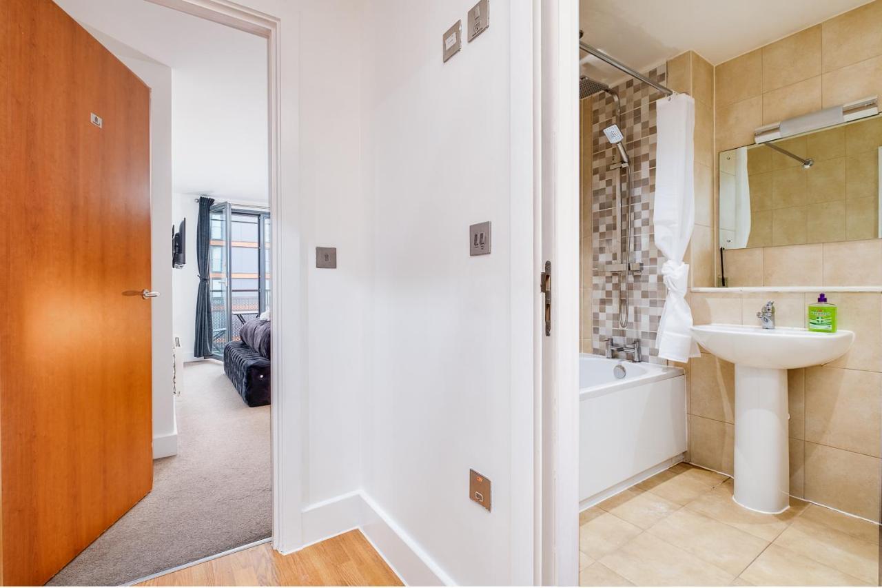 Maevela - Arcadian Versace Themed Apt ☆ Huge Balcony / Free Parking → Free Netflix -2 Min Walk From Hippodrome Theatre, Arcadian, China Town, Sidewalk Club, Gay Village, 5 Mins From New Street Train Station - Grand Ce Birmingham