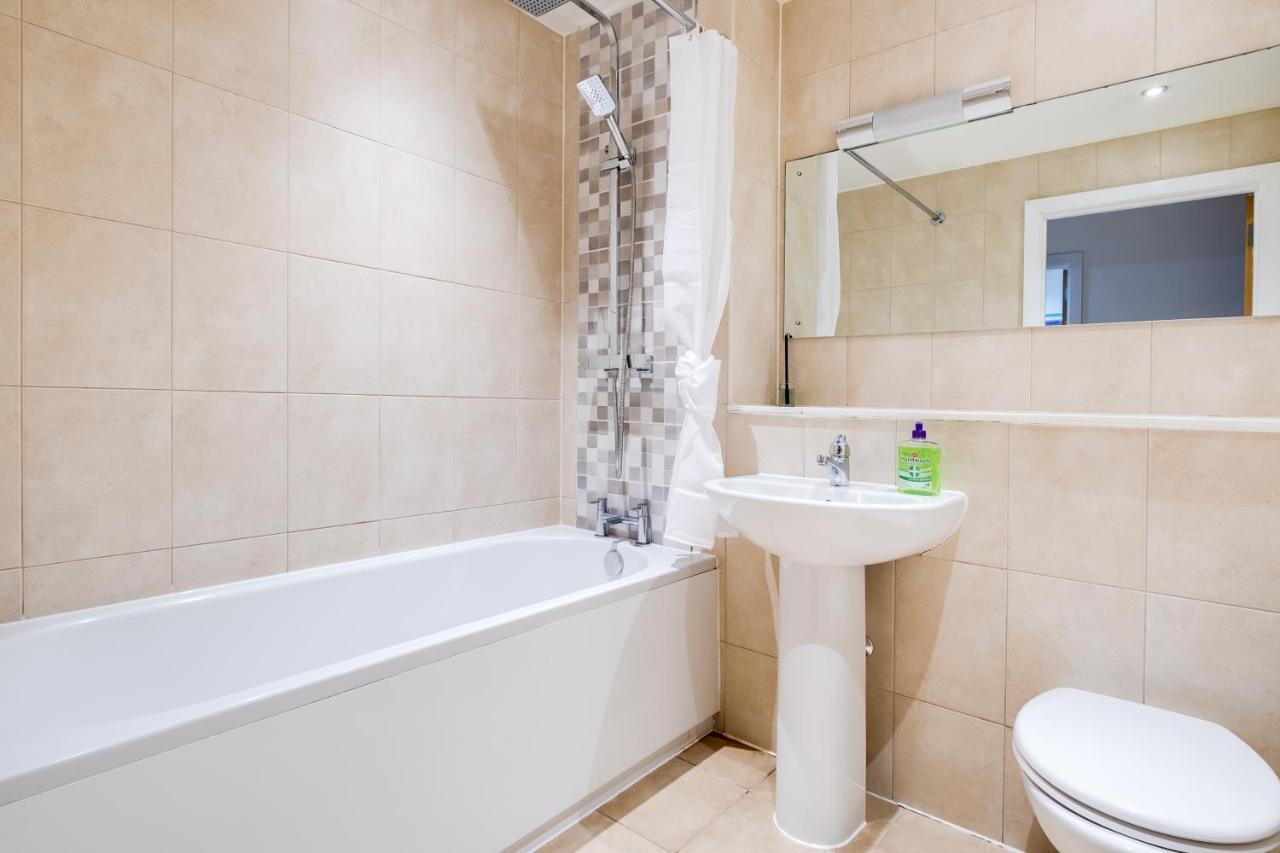 Apartment Maevela - Arcadian Versace Themed Apt ☆ Huge Balcony / Free Parking → Free Netflix -2 Min Walk From Hippodrome Theatre, Arcadian, China Town, Sidewalk Club, Gay Village, 5 Mins From New Street Train Station - Grand Ce Birmingham