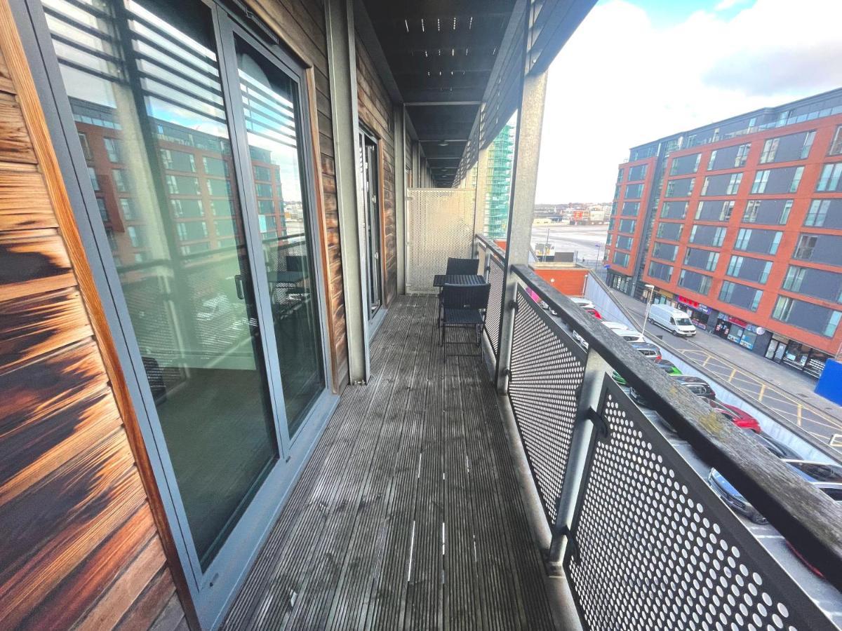 Apartment Maevela - Arcadian Versace Themed Apt ☆ Huge Balcony / Free Parking → Free Netflix -2 Min Walk From Hippodrome Theatre, Arcadian, China Town, Sidewalk Club, Gay Village, 5 Mins From New Street Train Station - Grand Ce Birmingham