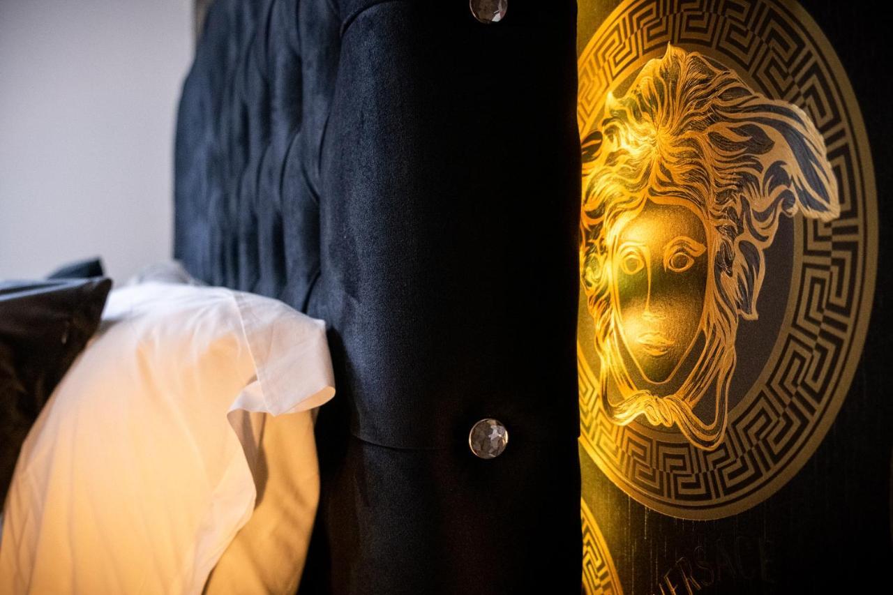 Maevela - Arcadian Versace Themed Apt ☆ Huge Balcony / Free Parking → Free Netflix -2 Min Walk From Hippodrome Theatre, Arcadian, China Town, Sidewalk Club, Gay Village, 5 Mins From New Street Train Station - Grand Ce Birmingham