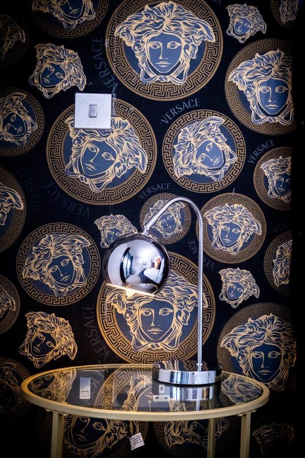 Maevela - Arcadian Versace Themed Apt ☆ Huge Balcony / Free Parking → Free Netflix -2 Min Walk From Hippodrome Theatre, Arcadian, China Town, Sidewalk Club, Gay Village, 5 Mins From New Street Train Station - Grand Ce Birmingham