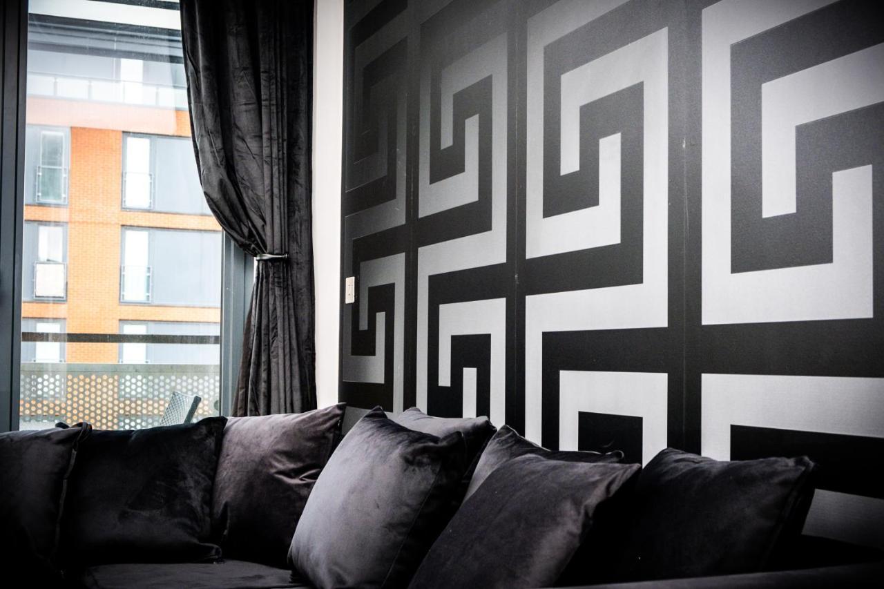 Maevela - Arcadian Versace Themed Apt ☆ Huge Balcony / Free Parking → Free Netflix -2 Min Walk From Hippodrome Theatre, Arcadian, China Town, Sidewalk Club, Gay Village, 5 Mins From New Street Train Station - Grand Ce Apartment *