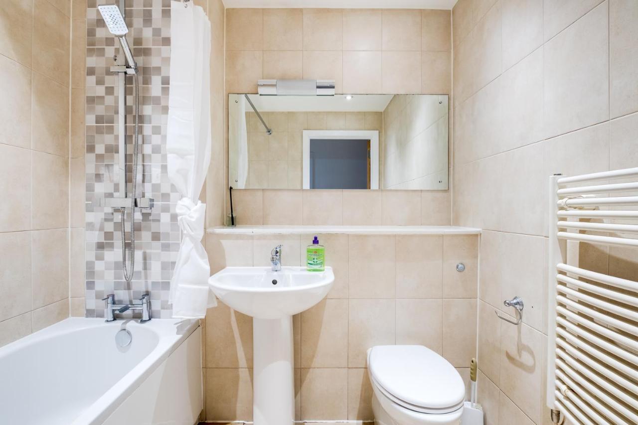 Apartment Maevela - Arcadian Versace Themed Apt ☆ Huge Balcony / Free Parking → Free Netflix -2 Min Walk From Hippodrome Theatre, Arcadian, China Town, Sidewalk Club, Gay Village, 5 Mins From New Street Train Station - Grand Ce *