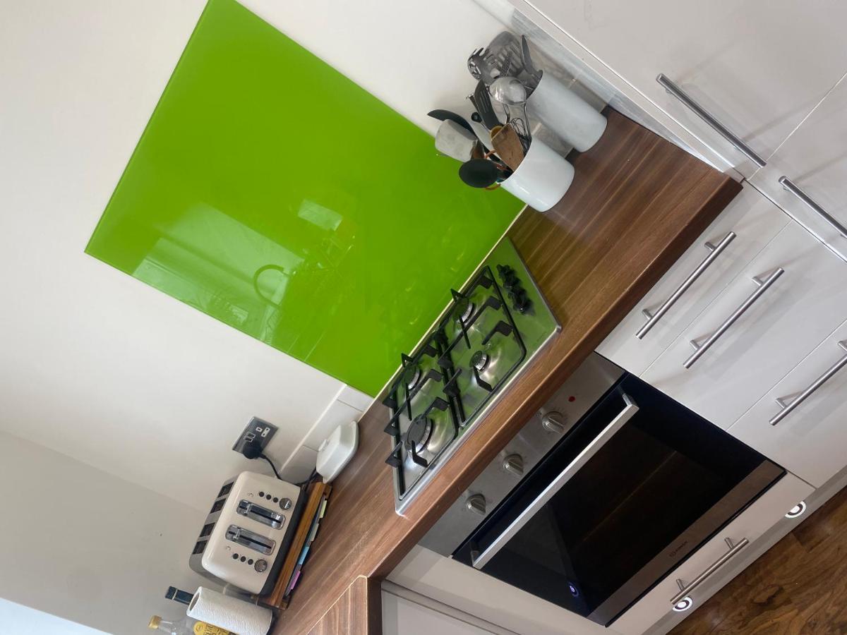 Large Home, Close To Bhx, Nec, Jlr, 4 Double Beds! Holiday home *