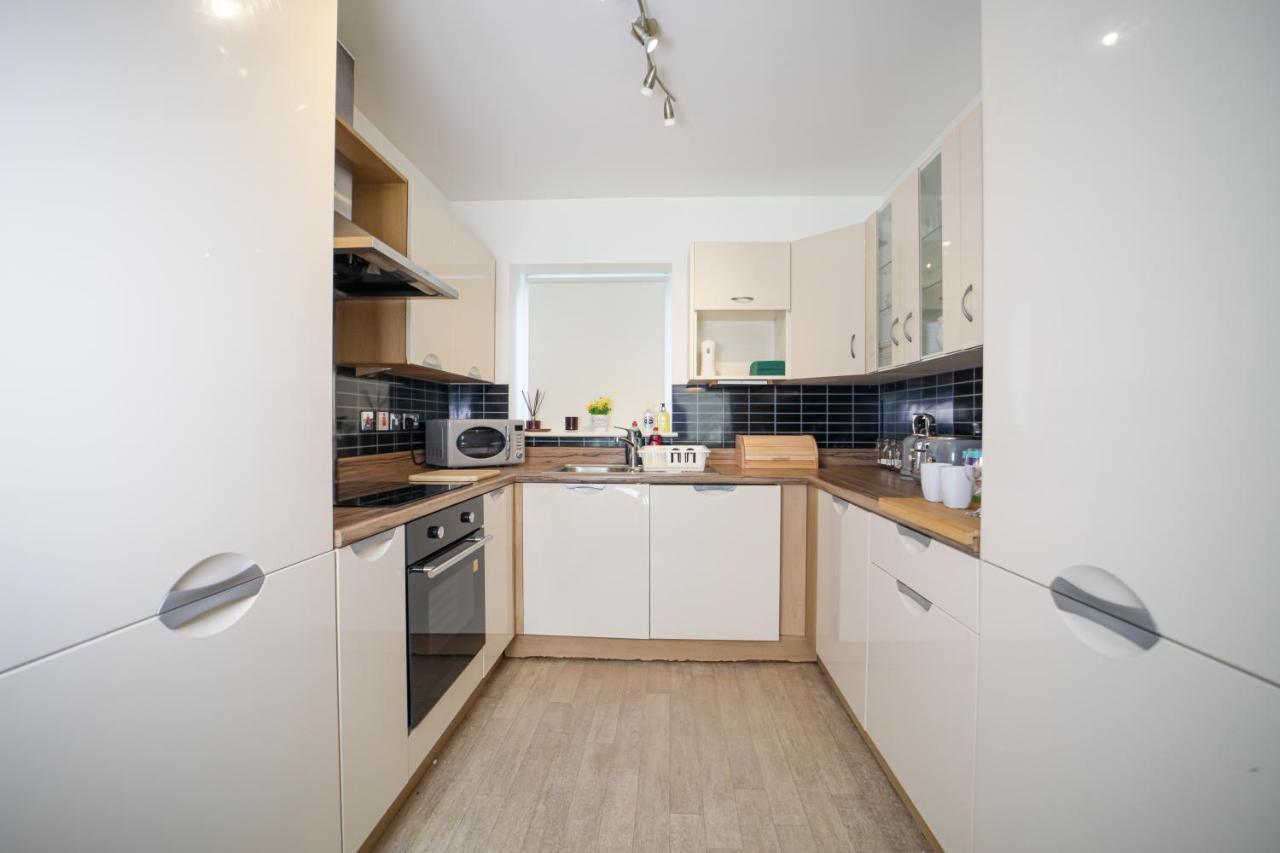 3 Bedroom House In City Centre - Sleeps 6 *