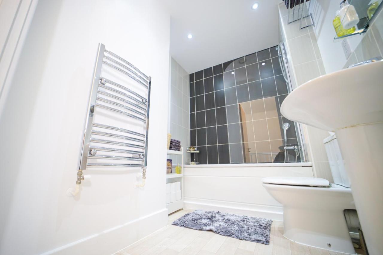 Holiday home 3 Bedroom House In City Centre - Sleeps 6 *