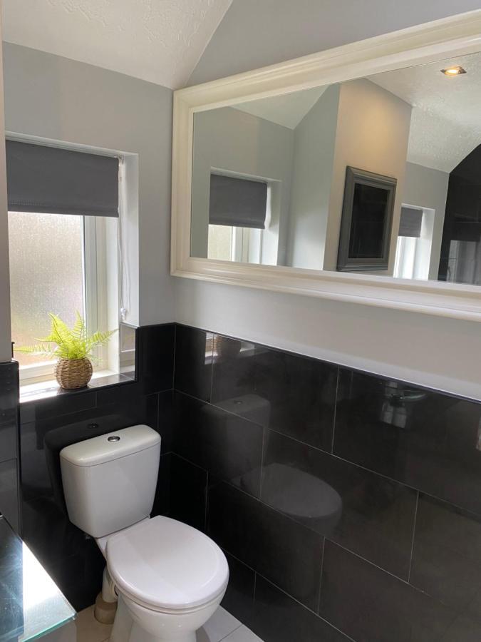 Large Home, Close To Bhx, Nec, Jlr, 4 Double Beds! Holiday home Birmingham