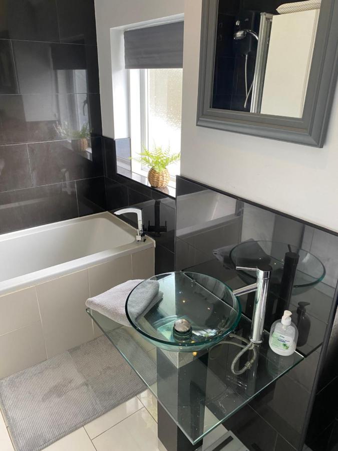 Large Home, Close To Bhx, Nec, Jlr, 4 Double Beds! Holiday home