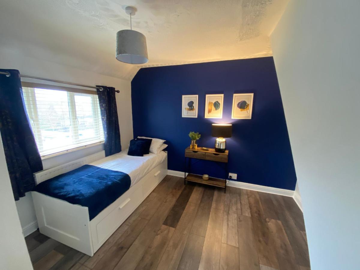 Large Home, Close To Bhx, Nec, Jlr, 4 Double Beds! Holiday home Birmingham