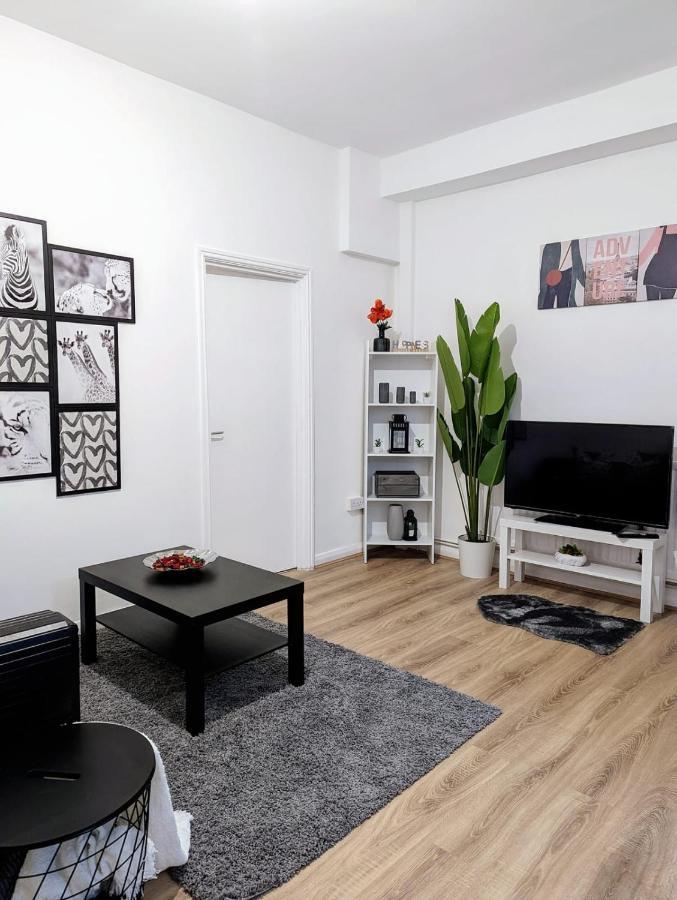 Apartment Luxury 1 Bed Service Apartment With Parking *