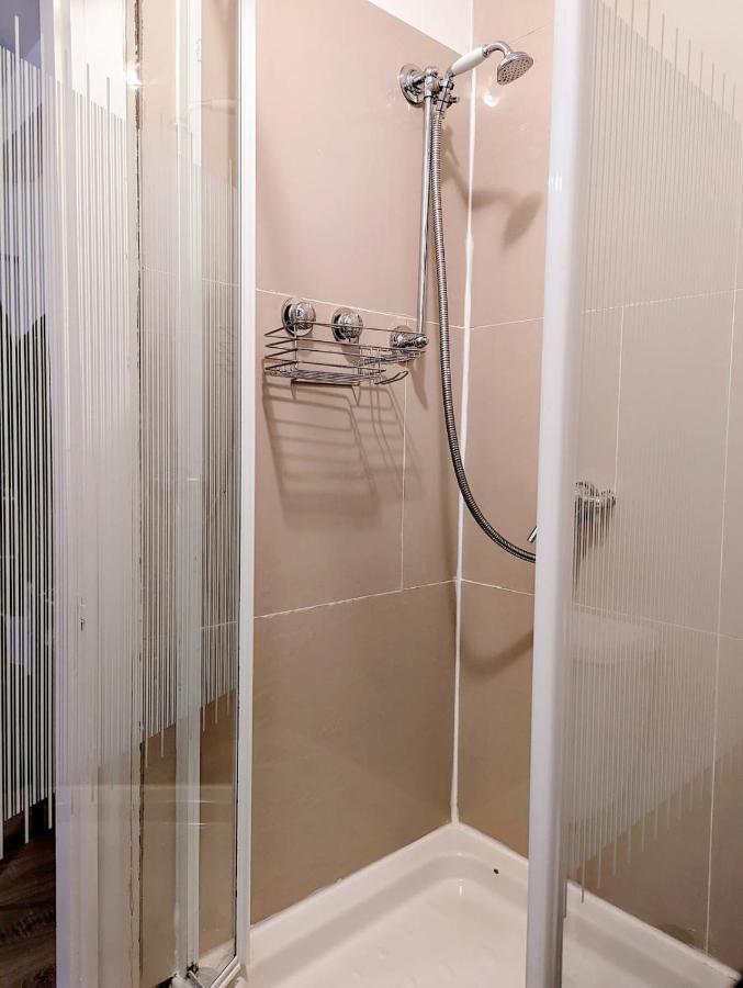 Luxury 1 Bed Service Apartment With Parking Apartment *