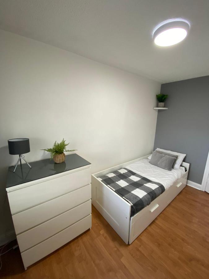Holiday home Large Home, Close To Bhx, Nec, Jlr, 4 Double Beds! Birmingham